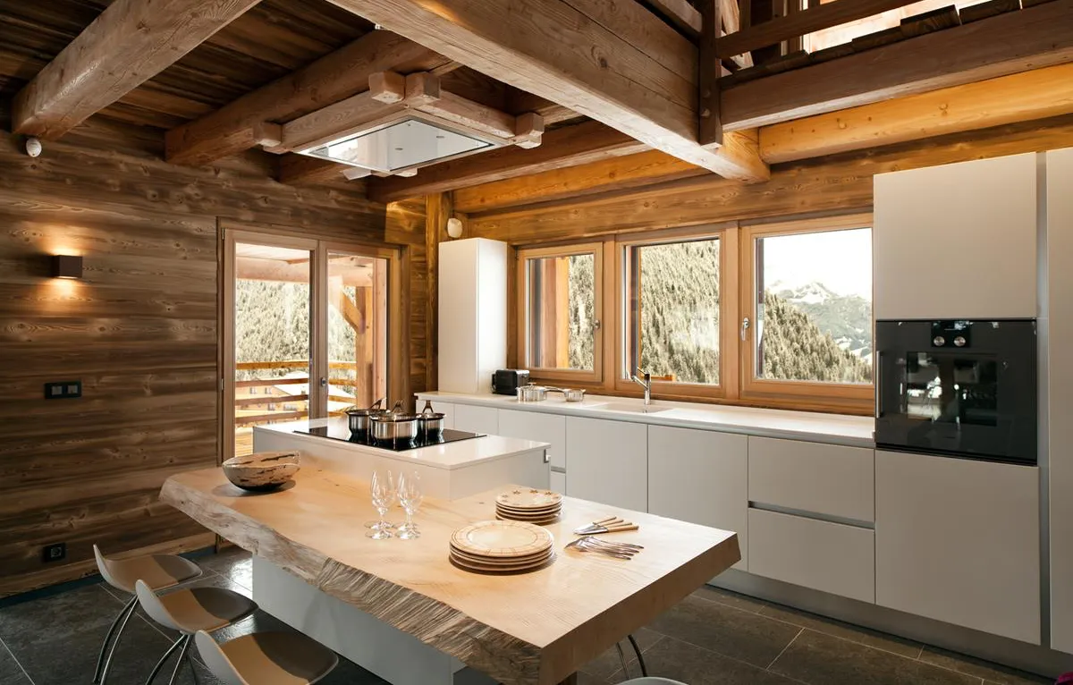 Fenêtres et porte-fenêtre en bois dans un chalet de montagne